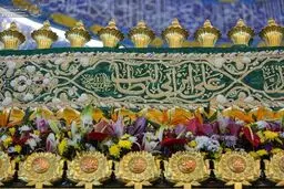  گل‌آرایی حرم مطهر امیرالمؤمنین در آستانه عید غدیر
