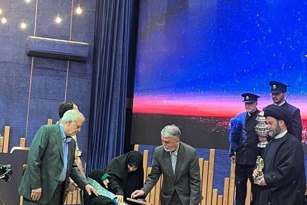 تصاویر تجلیل ازمادر شهید جمهور