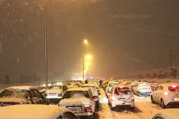 گرفتار شدن خودروها در پی بارش برف و مسدودی اتوبان کرج