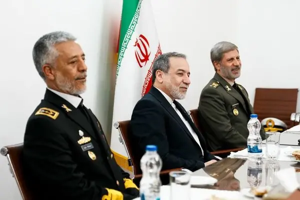 تصاویر معنادار دیدار عراقچی با فرماندهان ارتش