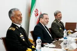 تصاویر معنادار دیدار عراقچی با فرماندهان ارتش