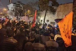 تجمع دانشجویان مقابل سفارت سوئیس 