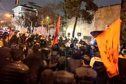 تجمع دانشجویان مقابل سفارت سوئیس 