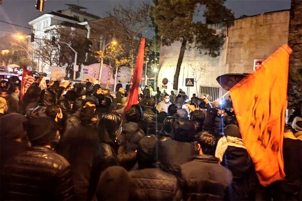 تجمع دانشجویان مقابل سفارت سوئیس 