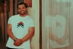 بوسه محبت آمیز رضا بهرام و خواهرش در جنگل| دانلود آهنگ عاشقی ممنوع رضا بهرام