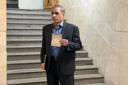 خلیلیان در انتخابات ثبت‌نام کرد 