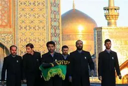 لحظه تعویض پوشش ضریح امام رضا (ع) به نشانه عزا