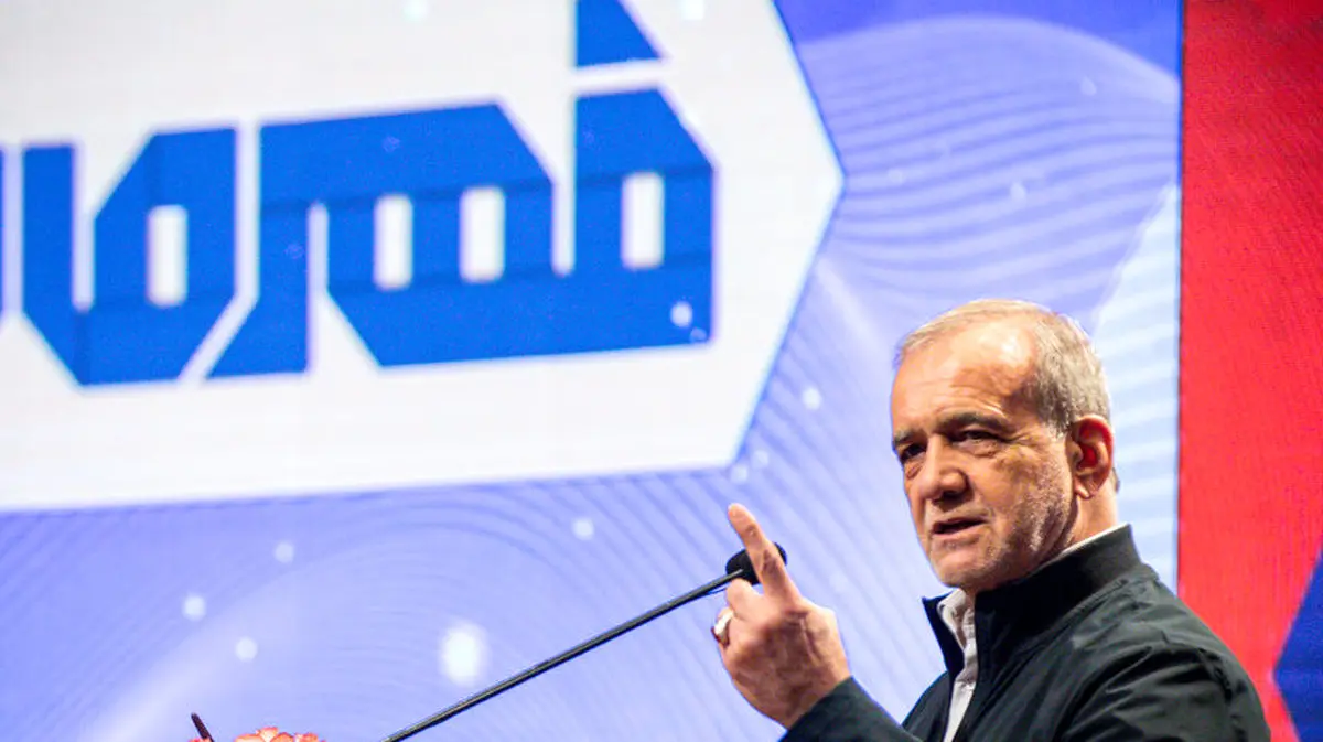 شعرخوانی آذری پزشکیان در مراسم قهرمان ایران