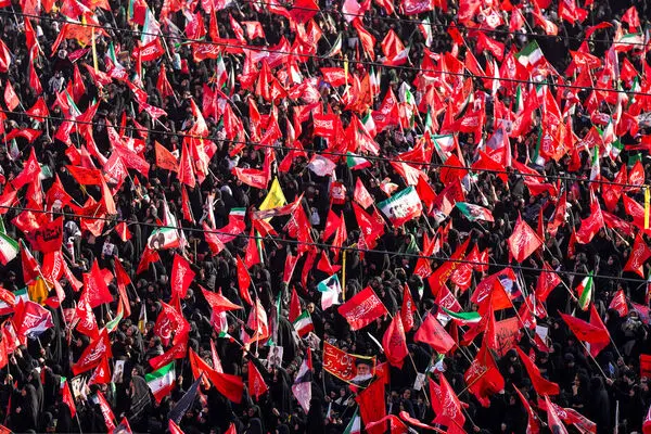 اشک‌ها و سوگ مردم در فراق رهبر با مداحی کریمی