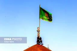 تصاویر تعویض پرچم گنبد حرم مطهر رضوی