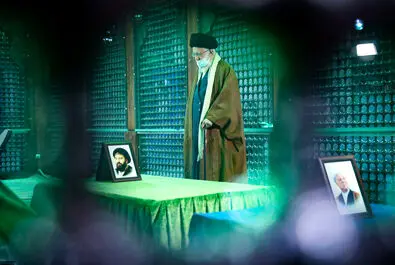رهبر انقلاب در حرم مطهر