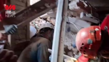 زنده پیدا شدن ٣ نفر از زیر آوار منزل مسکونی در تهران