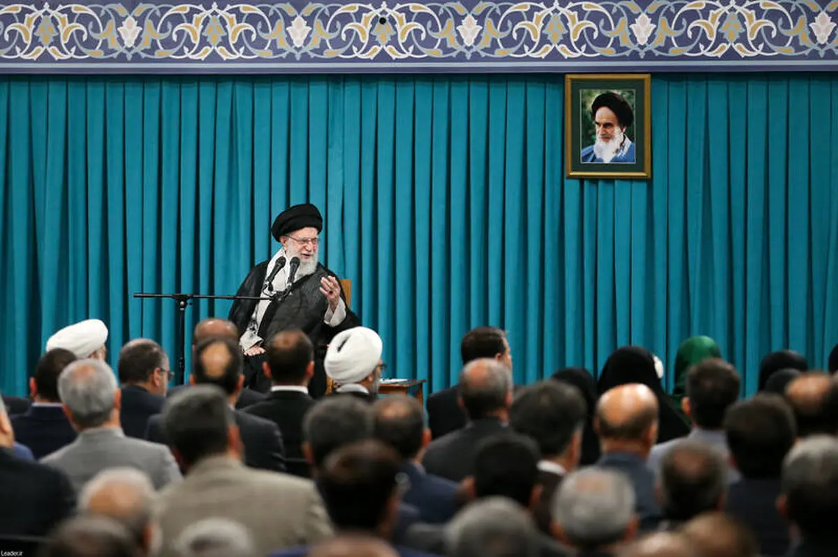رهبر انقلاب: با هر سلیقه و باوری، ملت پای ایران ایستاده است!