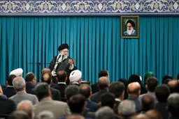 رهبر انقلاب: با هر سلیقه و باوری، ملت پای ایران ایستاده است!