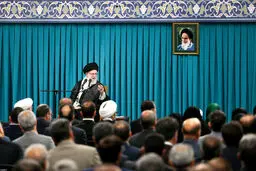 رهبر انقلاب: با هر سلیقه و باوری، ملت پای ایران ایستاده است!