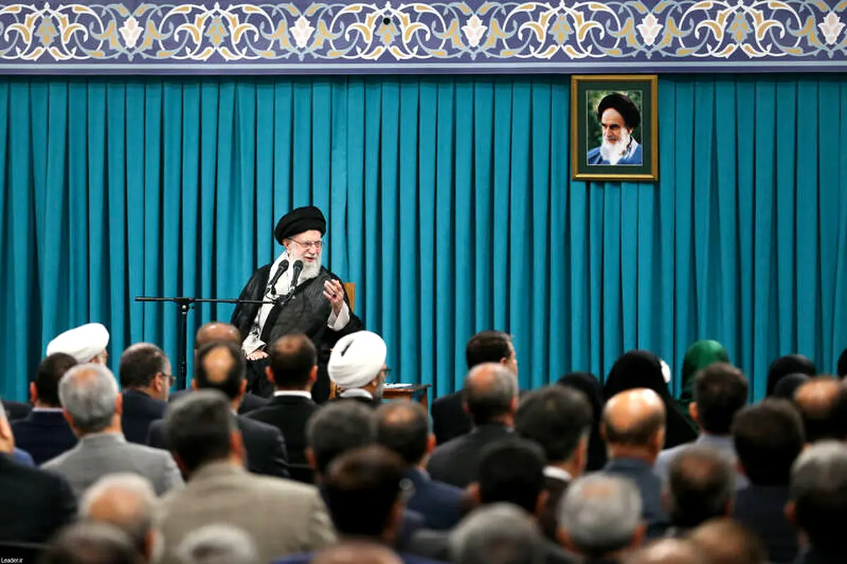 رهبر انقلاب: با هر سلیقه و باوری، ملت پای ایران ایستاده است!