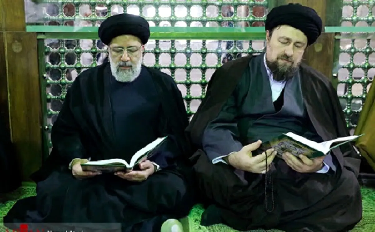 عکس جالب از دست دادن رئیسی و سید حسن خمینی به سبک دوران کرونا