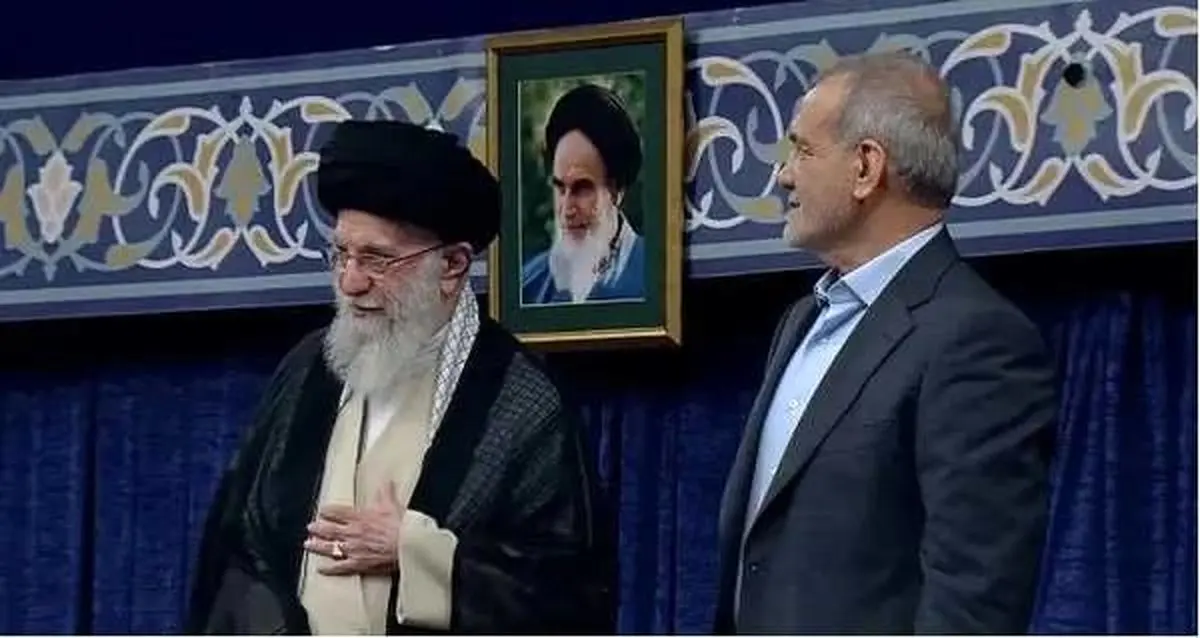 آغاز مراسم تنفیذ حکم ریاست جمهوری از سوی رهبر انقلاب