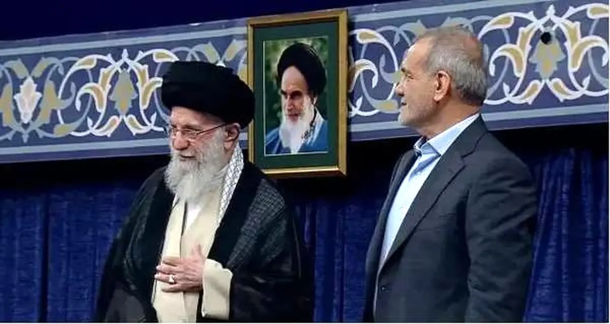 آغاز مراسم تنفیذ حکم ریاست جمهوری از سوی رهبر انقلاب