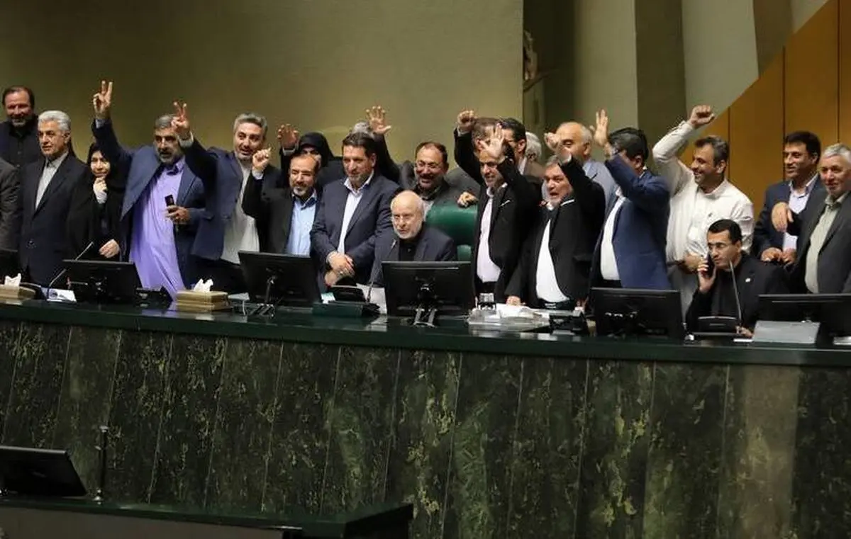 لحظه سوگند خوردن ۱۲ عضو منتخب هیئت رئیسه مجلس 