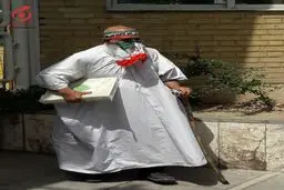 عکس:مرد کفن پوش با عصا و قرآن در ستاد انتخابات