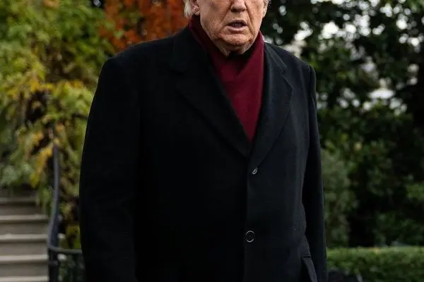 تصاویر ترامپ با لباس متفاوت در کاخ سفید