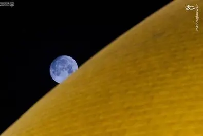 ماه کامل بر فراز گنبد مولا علی(ع)