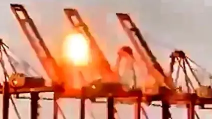 ببینید لحظه اصابت پهپاد به بندر الفحل عمان