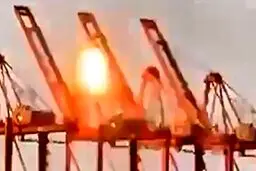 ببینید لحظه اصابت پهپاد به بندر الفحل عمان
