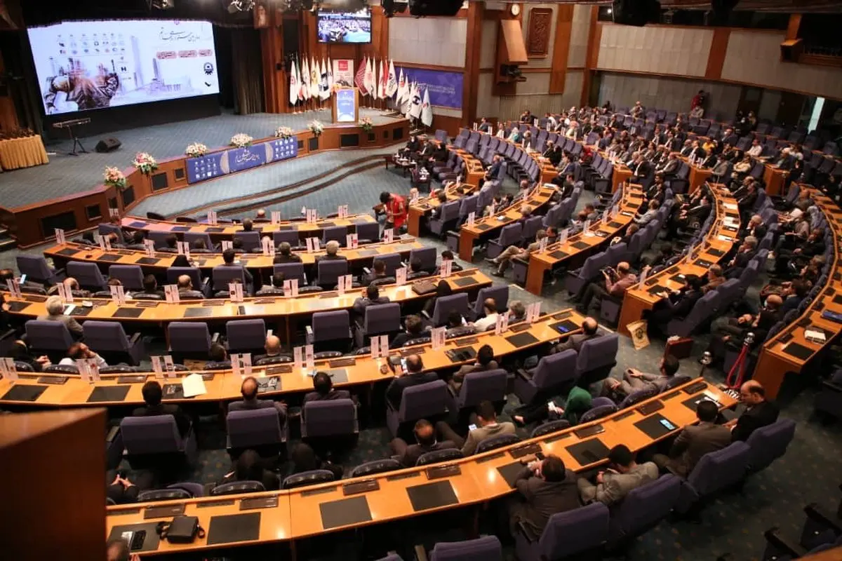 چهارمین جشنواره ملی حاتم با حضور اندیشمندان اقتصادی و مسئولین دولتی برگزار شد.