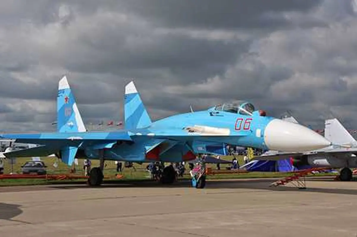 انتقال جنگنده سوخو27 با بکسل کردن هلی غول روسی