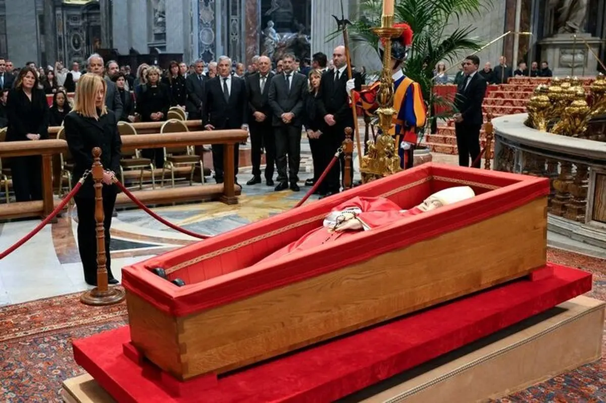 مراسم خاکسپاری پاپ فرانسیس آغاز شد + تصاویر