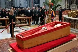 مراسم خاکسپاری پاپ فرانسیس آغاز شد + تصاویر