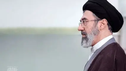 آیت الله مجتبی خامنه‌ای با تیربار در خط مقدم جنگ + فیلم