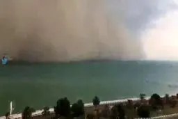 تصاویر رسیدن طوفان به بندرعباس و جزیره قشم