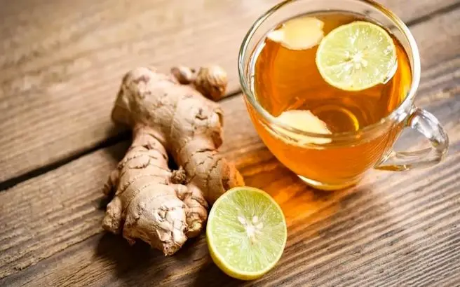 تهیه دمنوش لیمو زنجبیل برای روزهای سرد پاییز