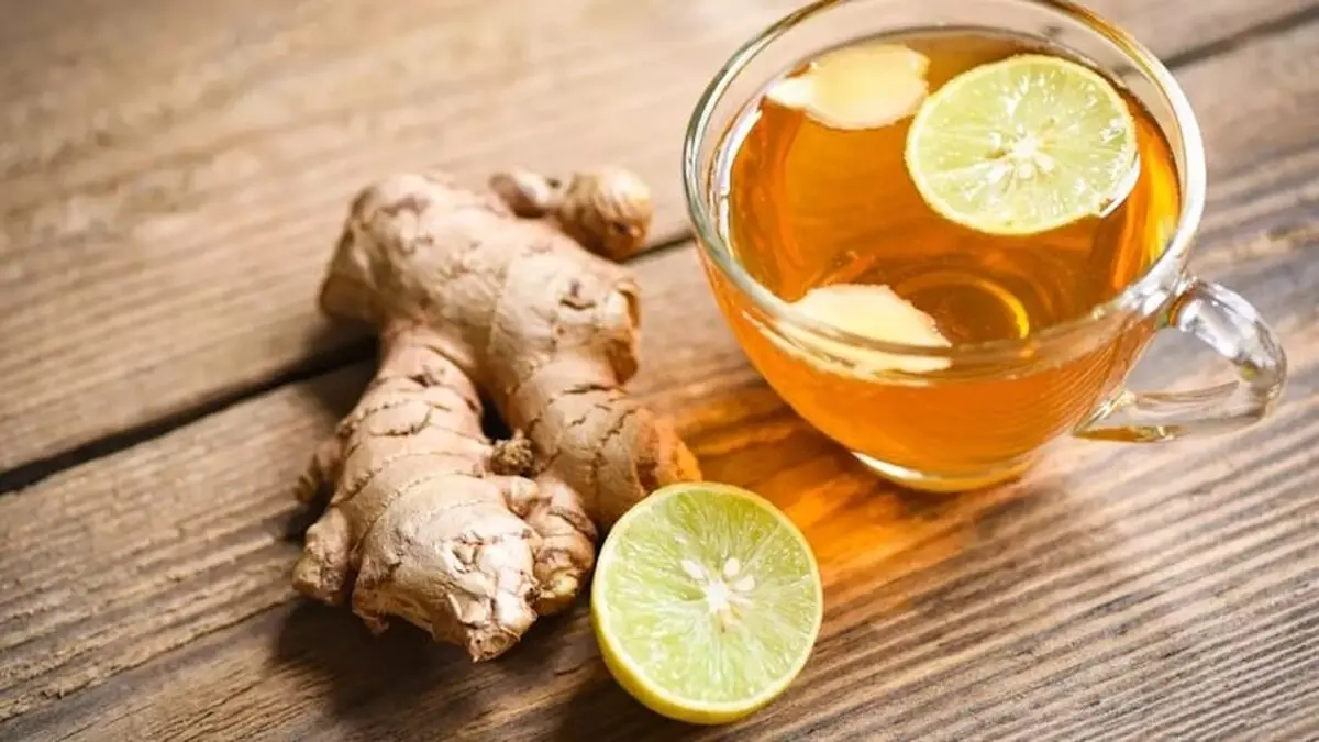 تهیه دمنوش لیمو زنجبیل برای روزهای سرد پاییز