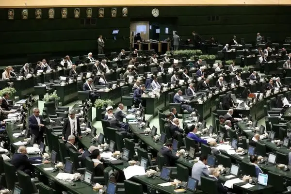 خبر تلخ نماینده مجلس درباره حقوق کارمندان در سال آینده