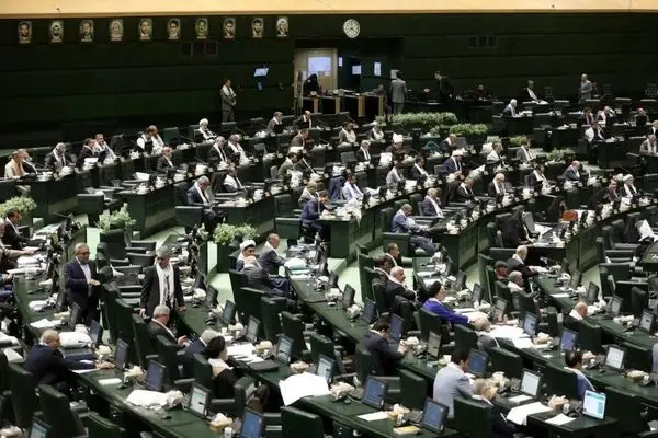 خبر تلخ نماینده مجلس درباره حقوق کارمندان در سال آینده