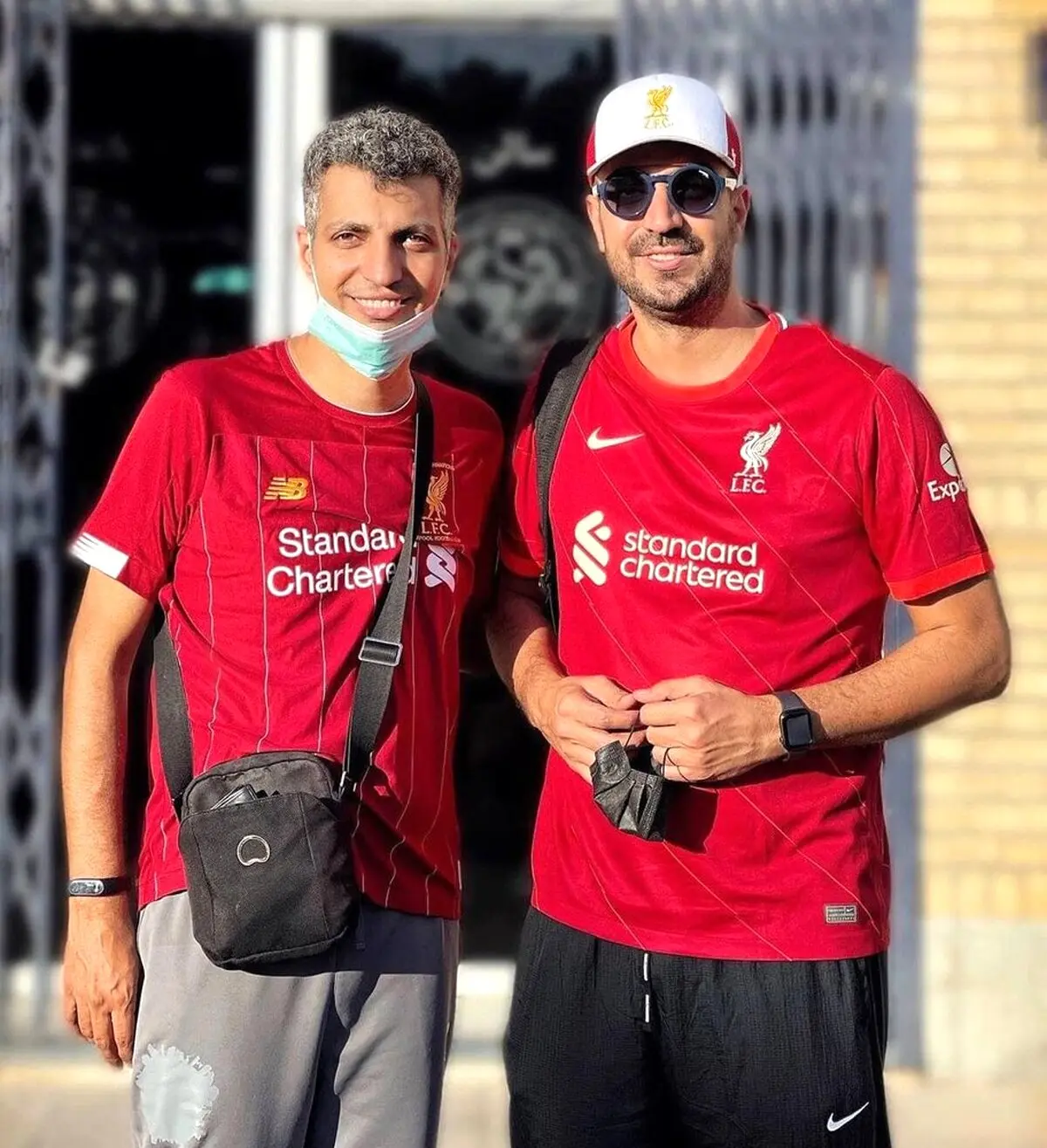 جدیدترین عکس عادل فردوسی پور با لباس لیورپول