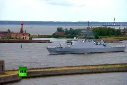 رژه دریایی روسیه مقابل پوتین و ناو ایرانی سهند