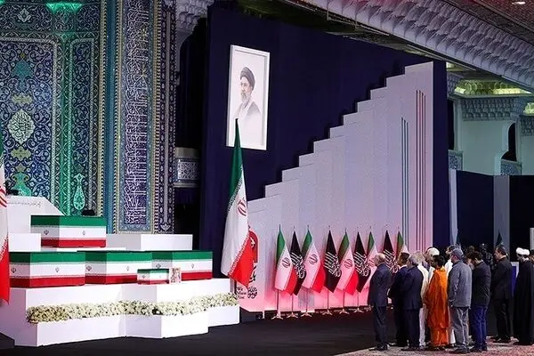 ادای احترام خانواده شهیدان نصرالله و مغنیه به پیکر رهبر شهید