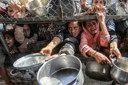 دلقک وقیح اسرائیلی و تمسخر گرسنگی مردم غزه 