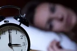 کم‌خوابی چطور باعث آکنه، چین‌ و چروک و چشم پاندا می‌شود؟