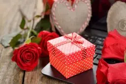 بهترین کادوهای عاشقانه برای جلب نظر آقایان!
