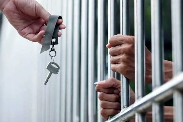 هفت محکوم ایرانی به زندان های ایران بازگشتند