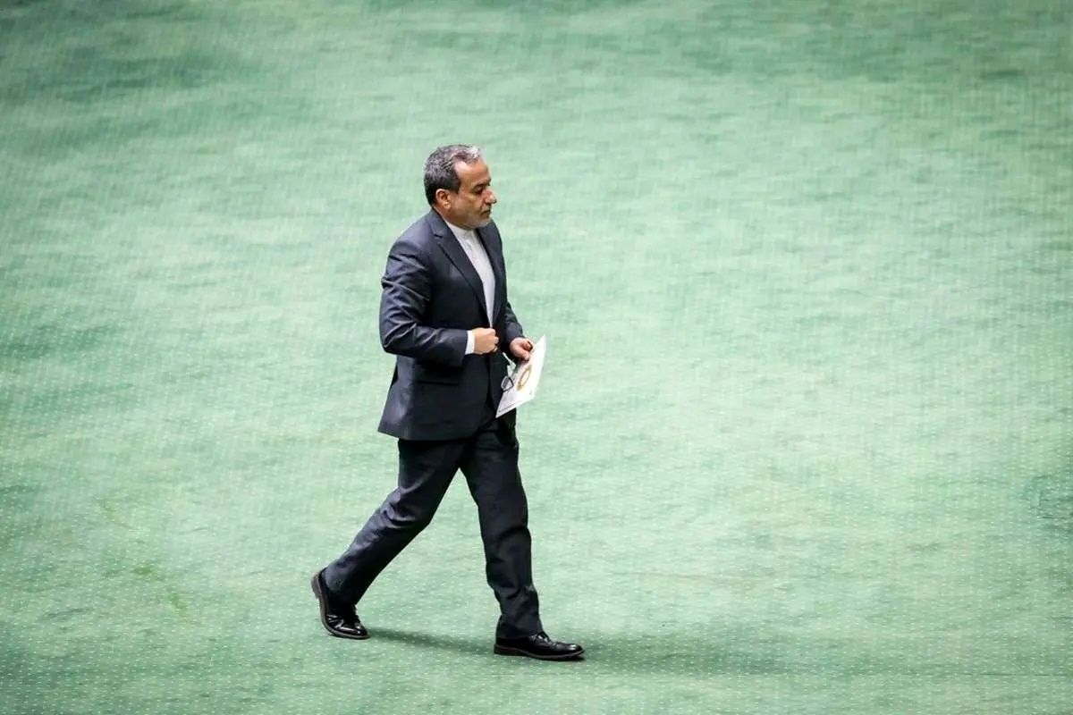 عراقچی روی صندلی داغ مجلس!