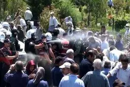 لحظه درگیری حامیان رضا پهلوی و منافقین در مقابل مقر سازمان ملل 
