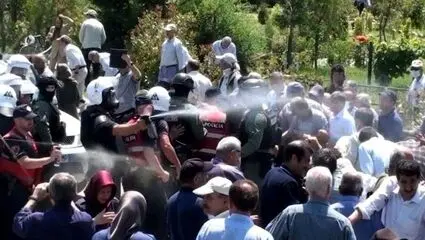لحظه درگیری حامیان رضا پهلوی و منافقین در مقابل مقر سازمان ملل 