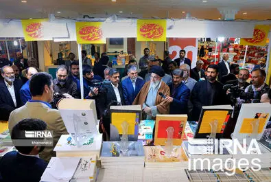 رهبری در نمایشگاه کتاب 